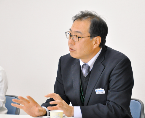 インタビューに答える上原様